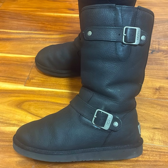 UGG Kensington Sutter Boots in Black Leather ✨ - Picture 5 of 8